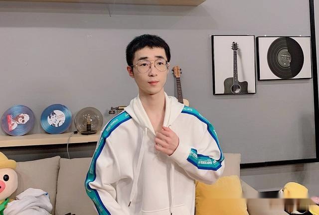 和平精英王小歪成吃鸡一哥,人气超越不求人,官方海报成最好证明_快手