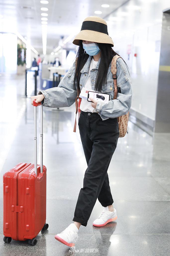 包文婧包裹严实遮素颜 打扮减龄活力十足_机场