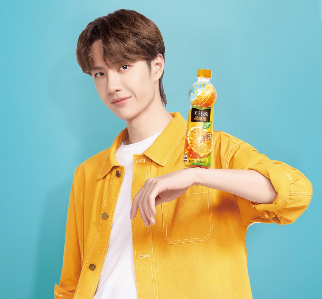 王一博代言美汁源,在这个清爽的季节里,帅哥和果汁更配哦