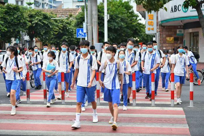 摄影师宫志兵一早在东厦中学和金龙小学"蹲点",记录第二批学子们返校