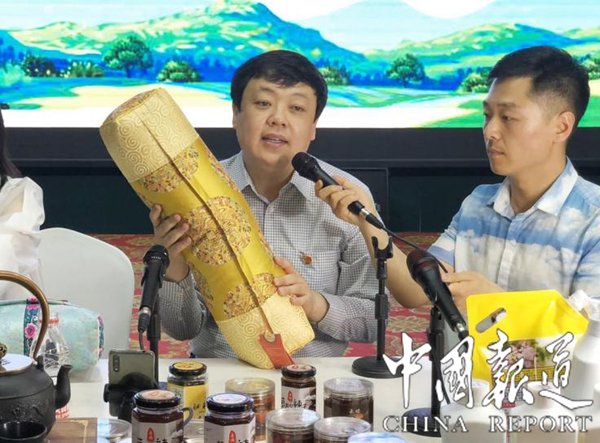 这是侯马市常务副市长卢正中正和主播一边制作特色