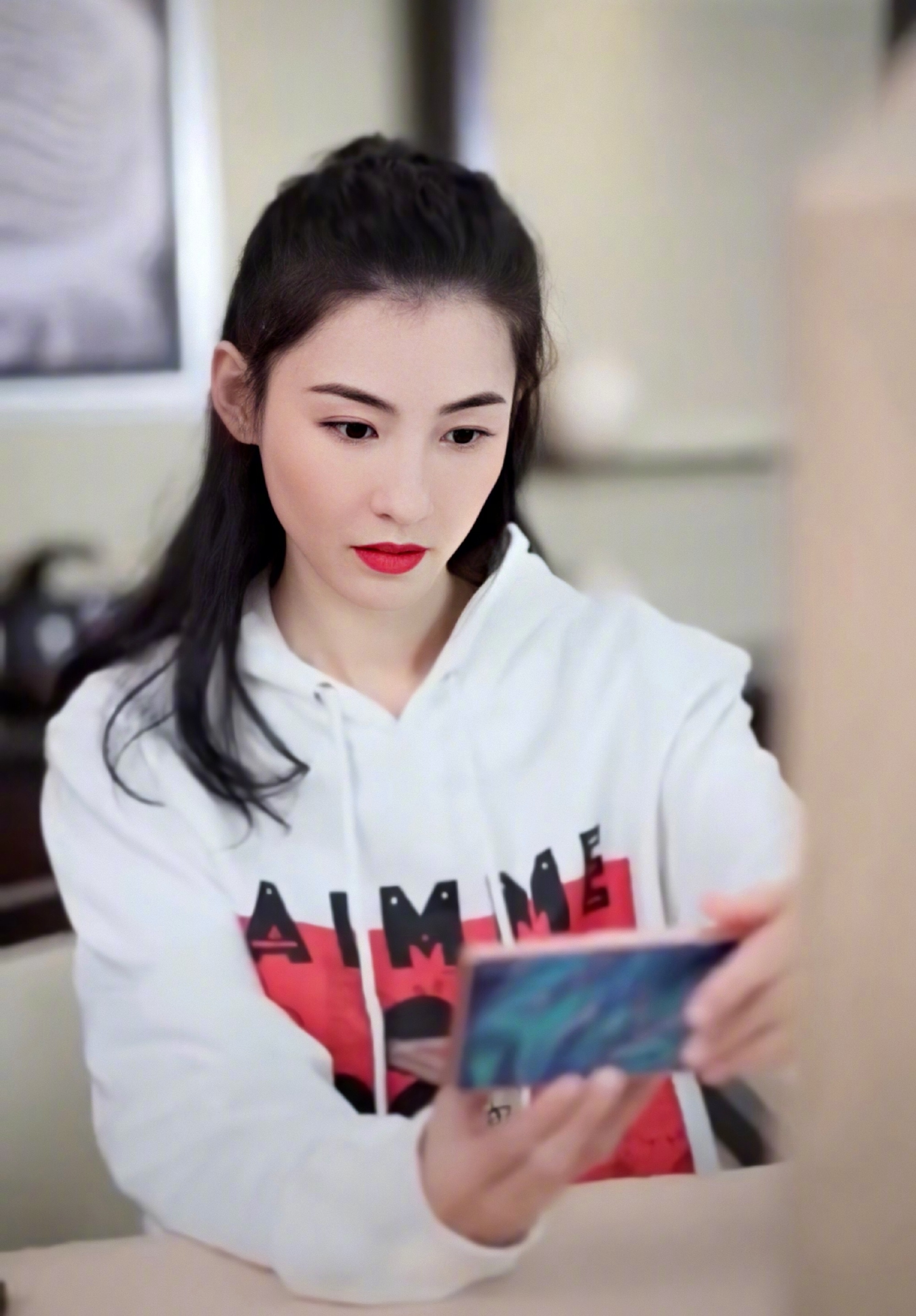 张柏芝现在的近照真的和年轻时期的她没有任何的差别,整个人都很精致