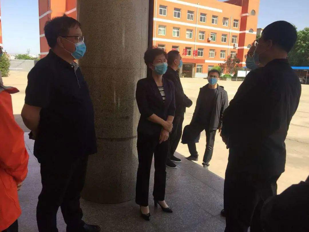 平遥县委书记武晓花带队调研实验小学开学准备工作