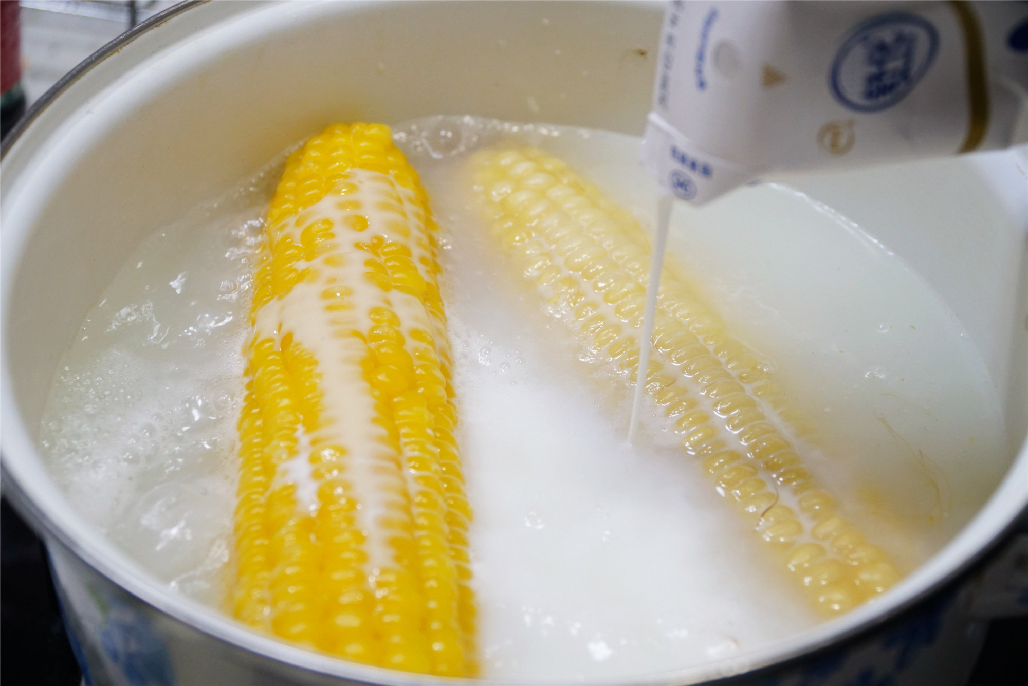 水煮玉米别只用清水,锅里多放3样东西,煮出来的玉米软糯香甜