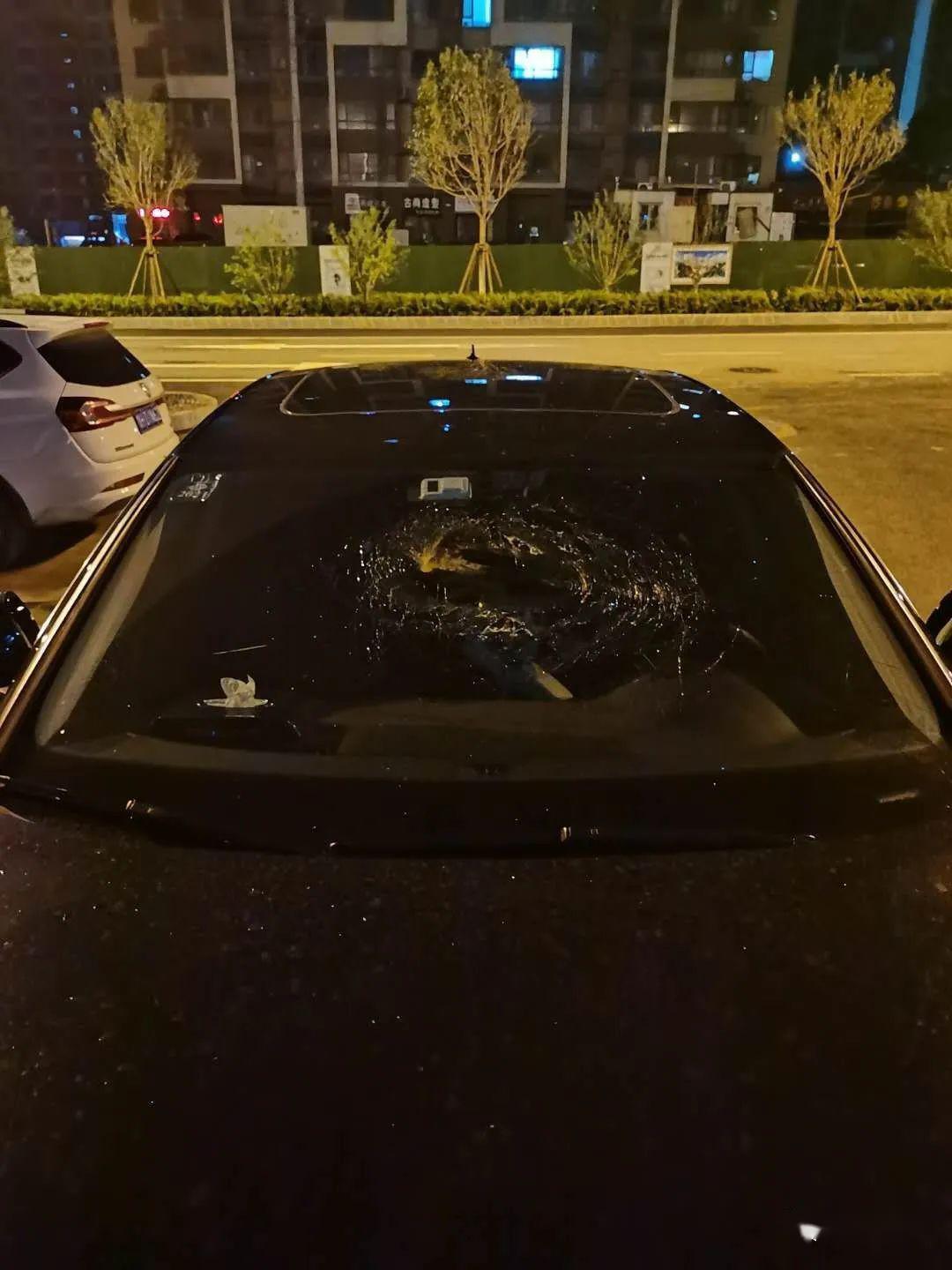 晚上车玻璃被砸图片图片