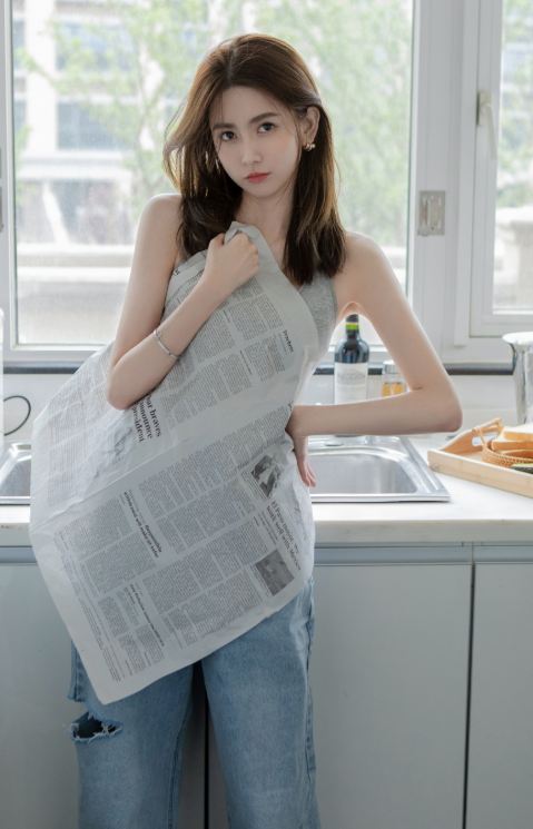 原创向佐最美前任王秋紫穿衣大胆背心裹报纸好身材不比郭碧婷差