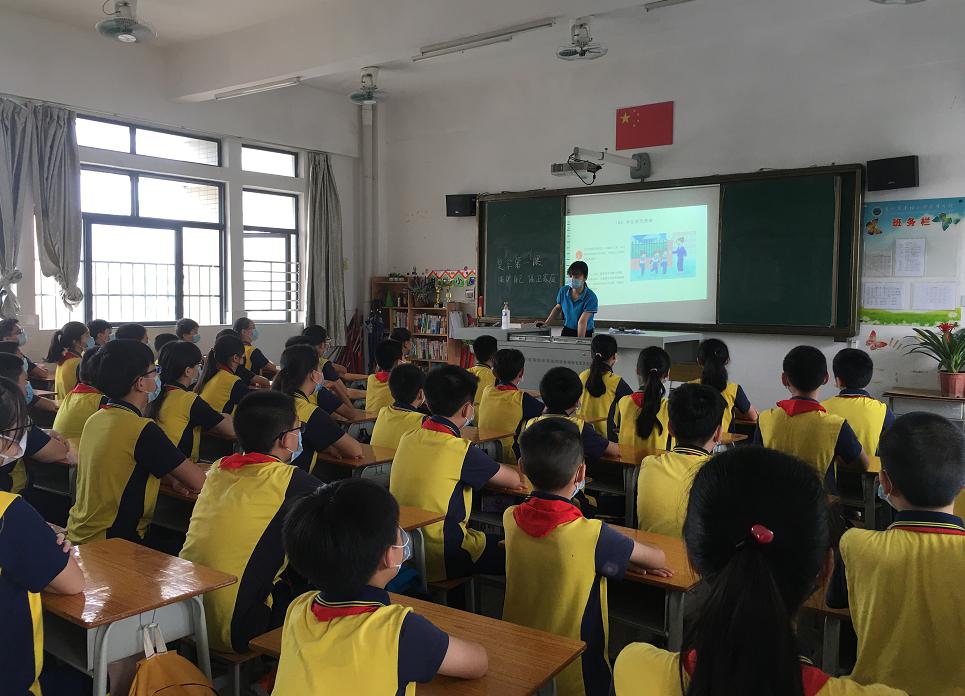 惠州小学生今天返校!有班级在教室举行升旗仪式_中小学