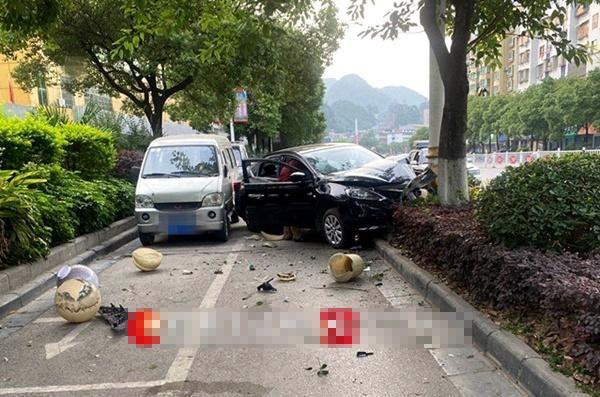 老司机开车看美女发生惨烈车祸撞上路灯连气囊都爆了