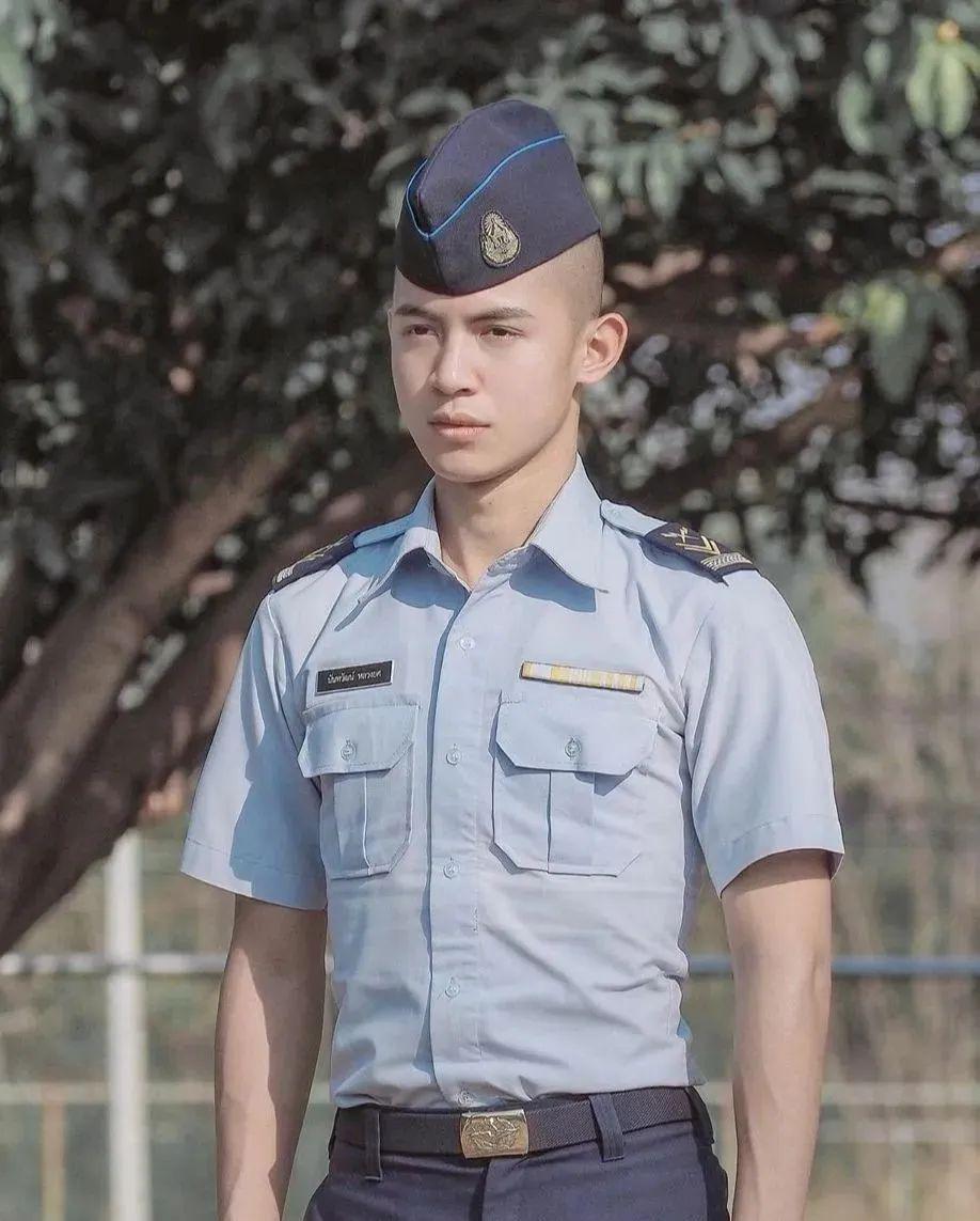 泰国帅气警察一夜间火遍全网超高颜值引众人围观