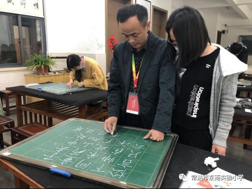 【校园快讯】三尺讲台育桃李,一支粉笔写春秋