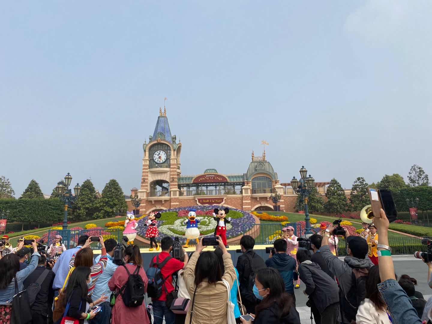 现场直击丨上海迪士尼重新开放刚刚迎来首批游客