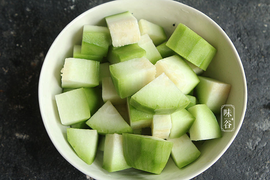 5,节瓜刨掉皮,然后切片或者切成块