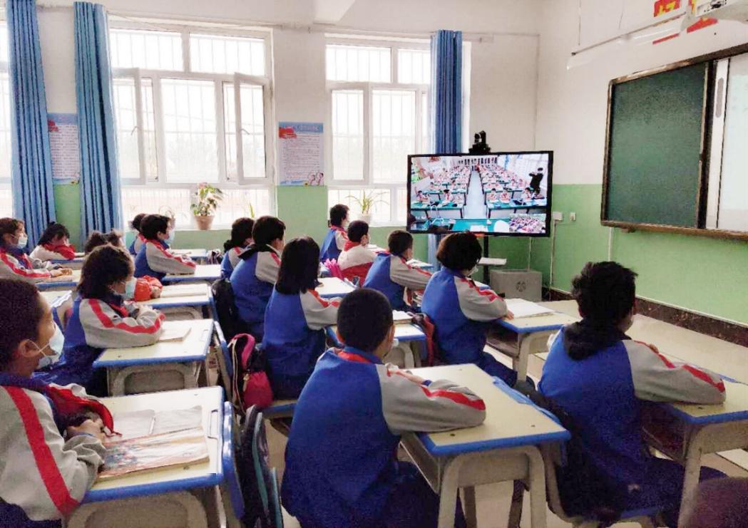 疏勒县八一爱民小学校长古再丽努尔·阿卜杜克热木代表学校,感谢中国