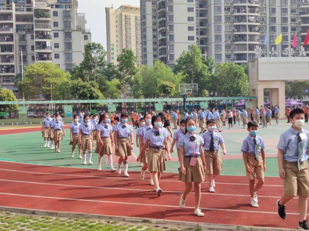 惠州小学生今天返校!有班级在教室举行升旗仪式_中小学