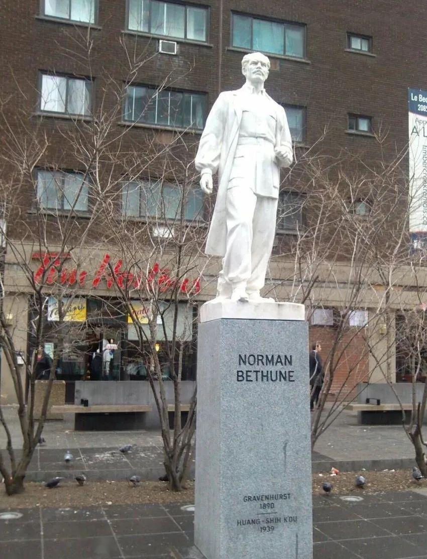 位于蒙特利尔市中心的白求恩塑像回想这四天里,为了取出我脑袋里一小