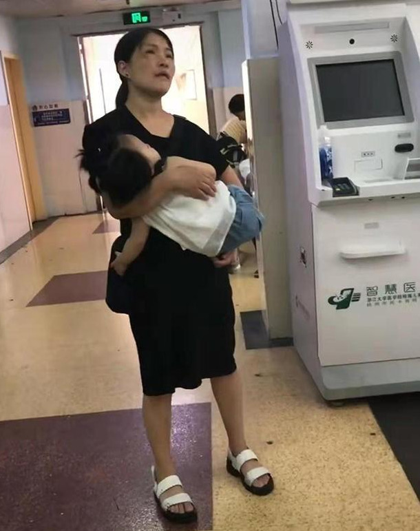 夫妻遇难丈夫独自逃生,妻子向丈夫喊出的一句话,让人泪目_孩子