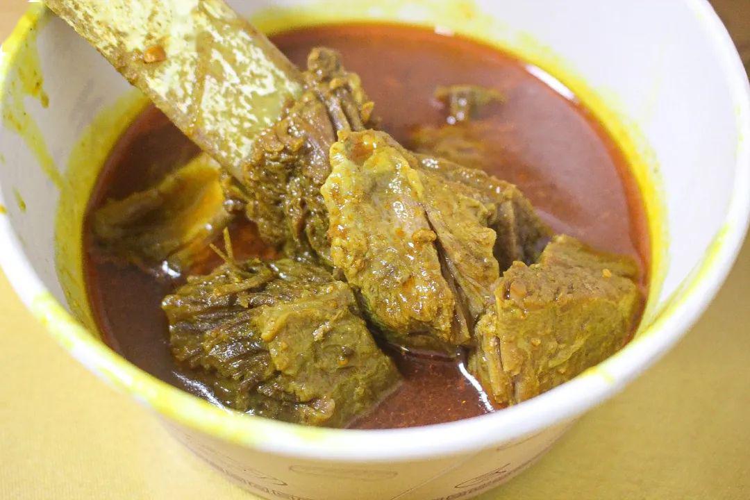 在街边小店吃一碗3块钱的咸饭再配碗牛肉汤