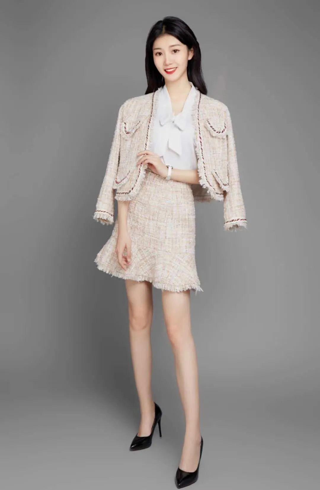 诵者简介:杨心怡,喜欢尝试演绎不同题材各种类型的朗诵作品.