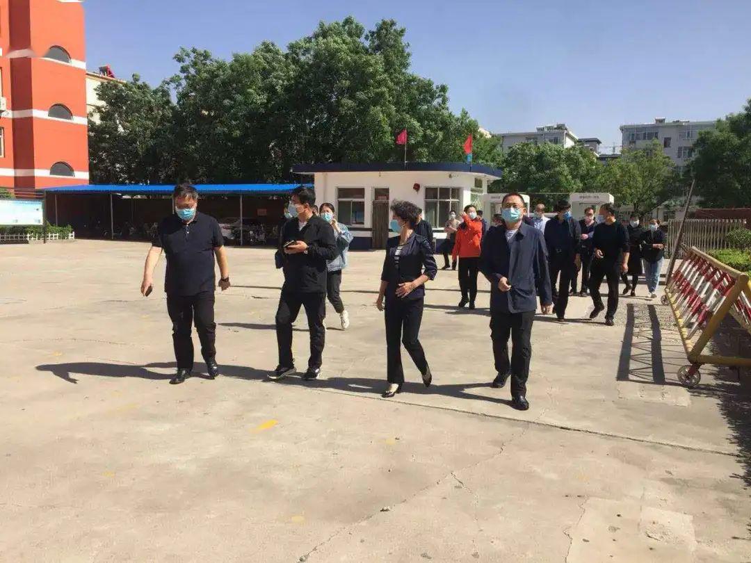 平遥县委书记武晓花带队调研实验小学开学准备工作