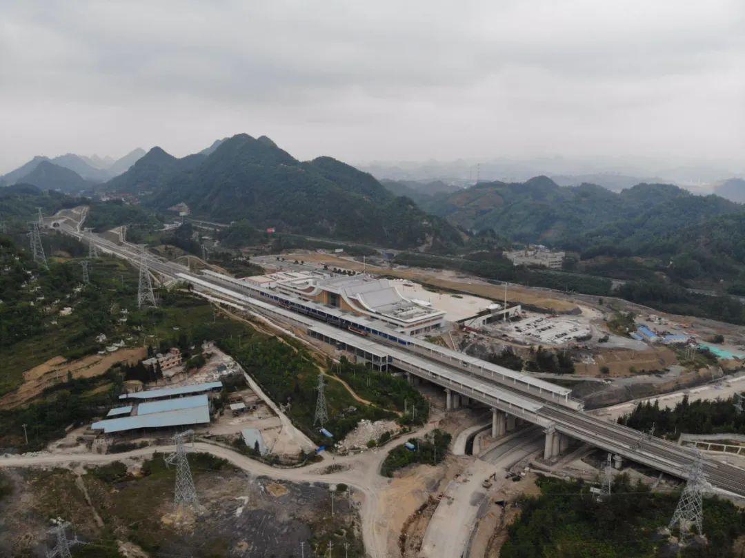 年内建成安顺至六盘水高铁,渝怀铁路梅江至怀化段增建二线,瓮安至