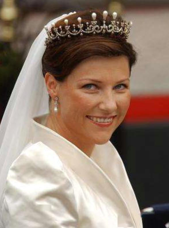 摊上个恋爱脑公主.挪威王室:太丢人了_玛莎·路易斯