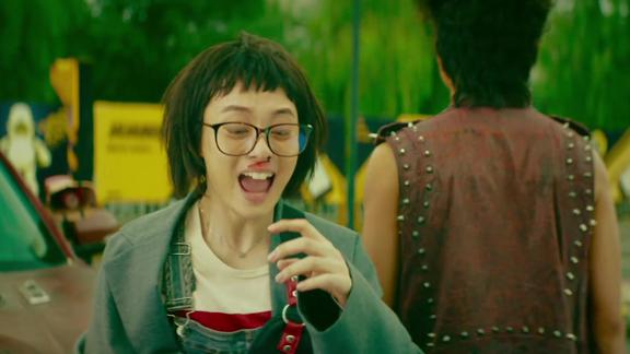 恶棍天使查小刀被喂完狗粮后过马路又被车撞霉运附体啊