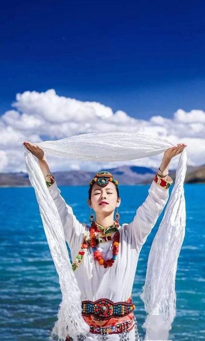 喃喃唱诵祈愿大地众生安乐文妮可见母亲双手合十帝洛巴尊者之圣地亲见