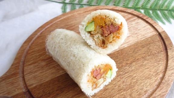 粢饭团油条的酥香和肉松的咸鲜让人欲罢不能的小时候味道