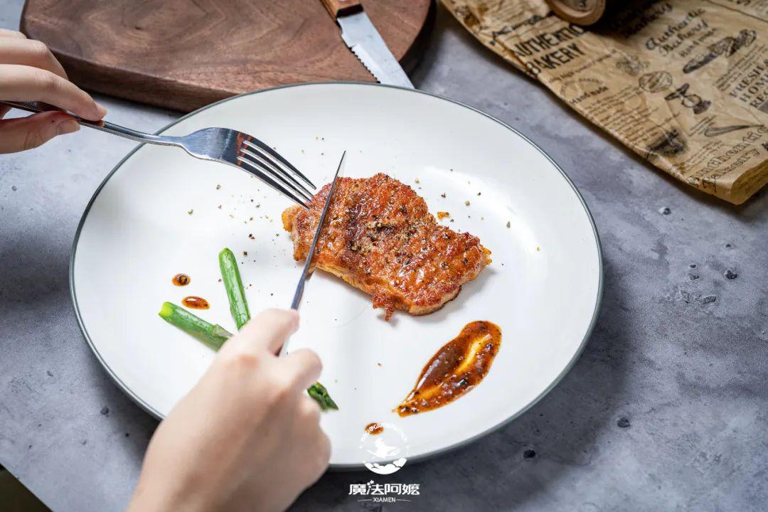 送刀叉酱料性价比高的星级牛排焦香鲜嫩不油腻宅在家里也能吃