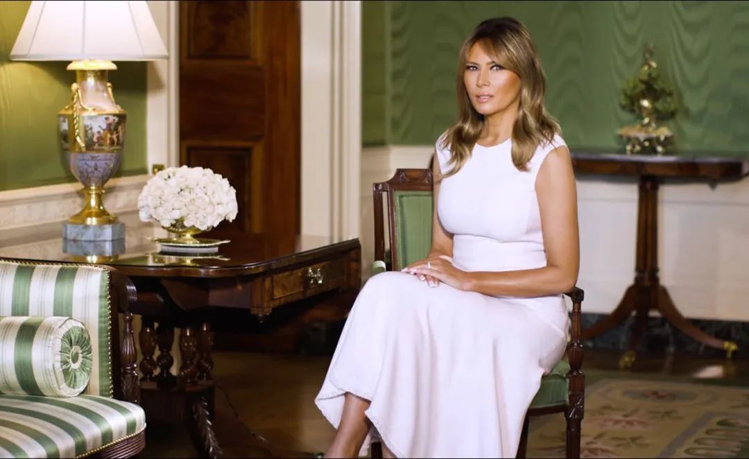 原创50岁梅拉尼娅母亲节发言娴静坐立侃侃而谈声音原来曼妙有磁性