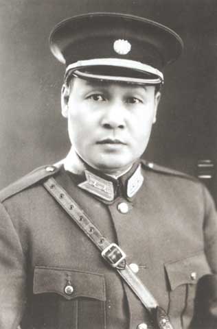 有一次王亚樵和上海警备司令杨虎开会,两人意见不合发生冲突,王亚樵给