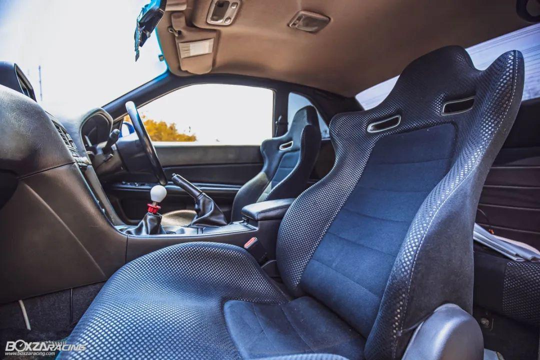 skyline r34 gt-r v-spec ii 的黑色内饰非常简单.