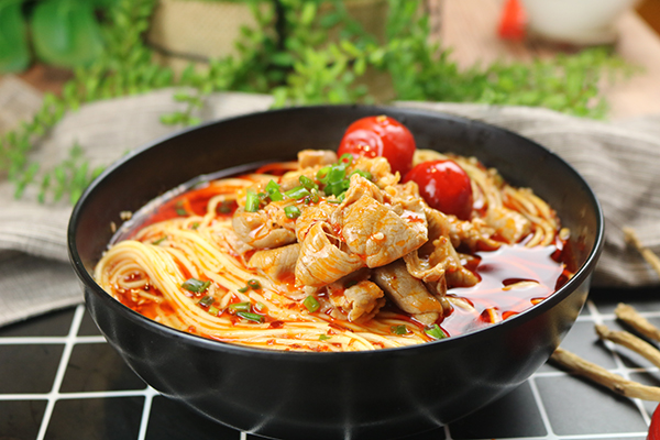 酸汤肥牛面上桌,我就深深被吸引了,金黄色的汤让人食欲大开,空气中