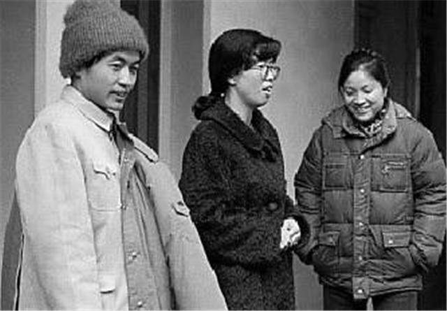 李英的墓碑上刻着的.也是"刘湛秋爱妻"几个大字.