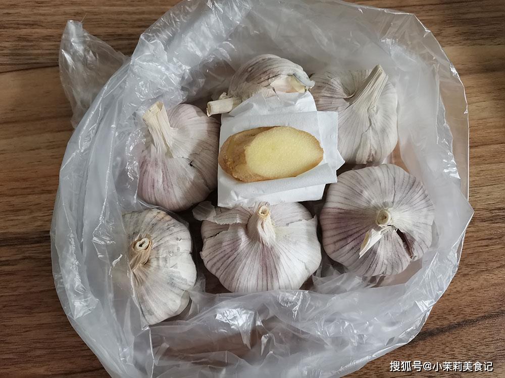 原来保存大蒜这么简单,教你3个小技巧,放一年也不干瘪不发芽