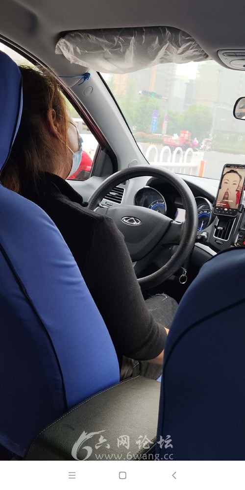 乘客反映六安一位女出租车司机边开车边玩抖音