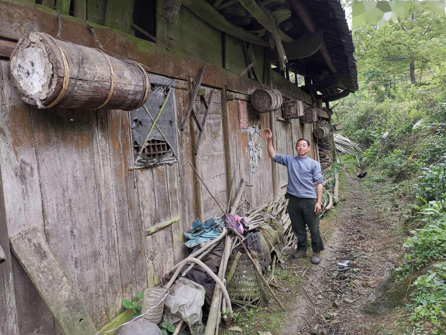 初夏的早晨,正安县土坪镇联盟村大坪村民小组的精准扶贫户村民黄国智