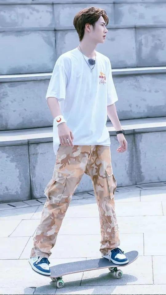 王一博 = 鞋狗   palace带货人_supreme