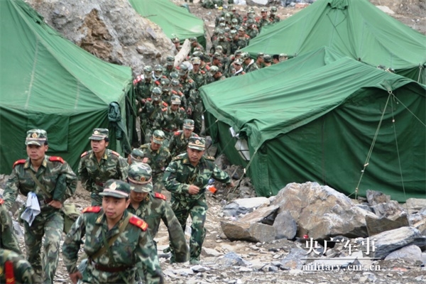 汶川印记:脚底板下出新闻_武警四川总队