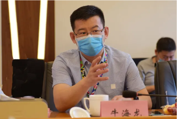 运营中心总经理牛海龙向调研团队讲解tcl 5g 智慧工厂的建设现状与