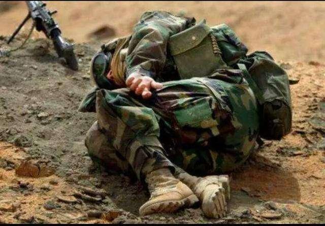 其实,在真实的战场上,说过被子弹打中,即便是没有命中要害,身体传来的