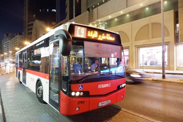 原创迪拜多土豪连公交站台都是5星级带空调有钱都不一定能坐公交