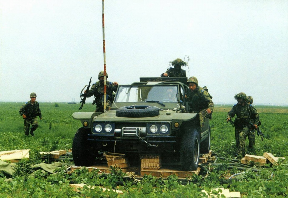 讲武谈兵|列装新型轮式战车,我军空降兵如虎添翼_伞兵突击车