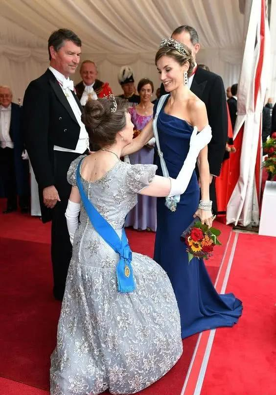 各国王室女性的屈膝礼:不看年龄只讲头衔,该蹲就得蹲