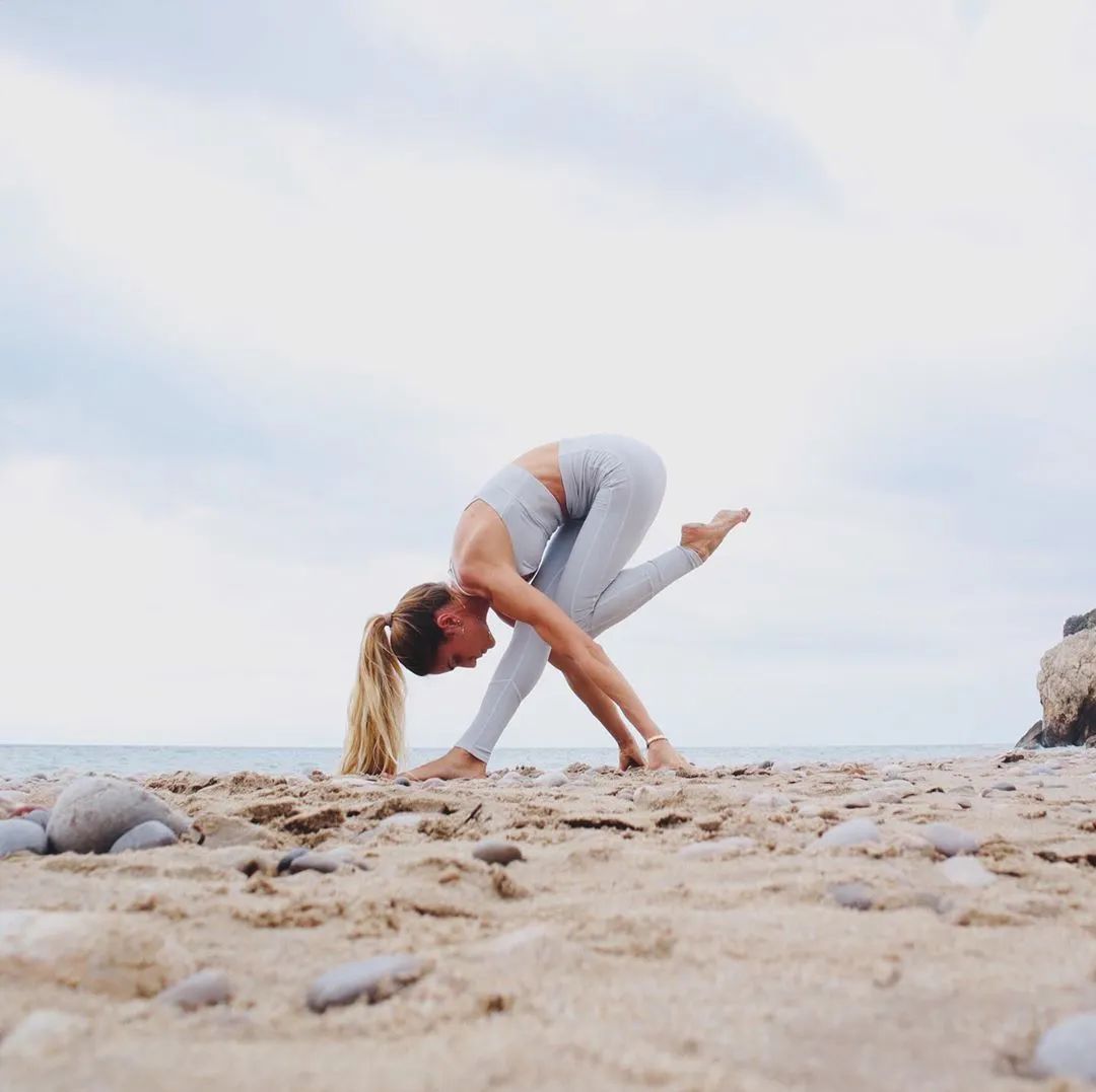 原创瑜伽女人是认真的吗!靠这些简单动作就能瘦?看这超a身材我信了