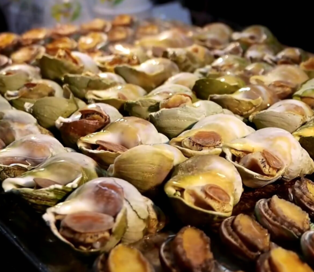 台中夜市上的海鲜烧烤老板直接帮你处理好螺肉和生蚝随便吃