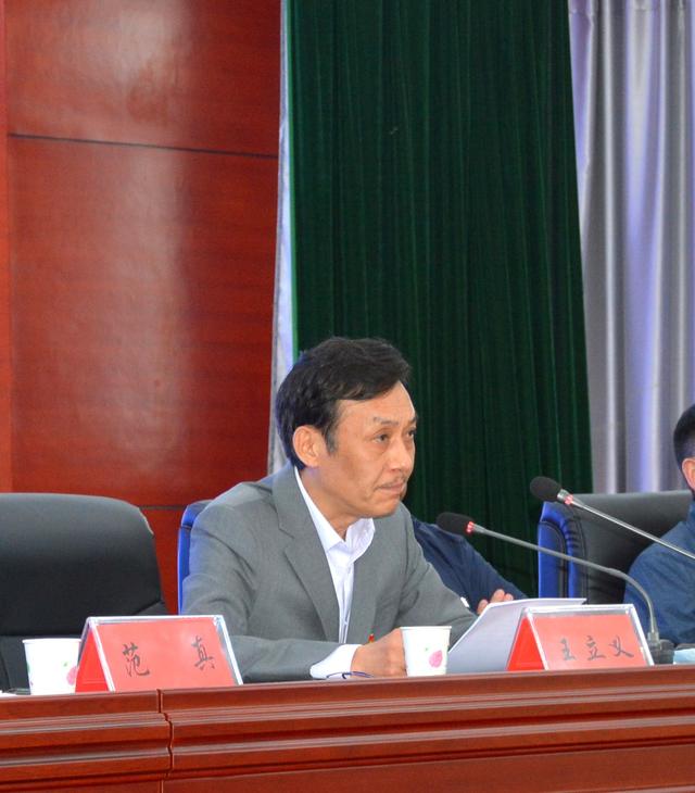 紧接着,医生代表陈玉才主任,隔离病区护士长代表赵建兰,隔离病区护士