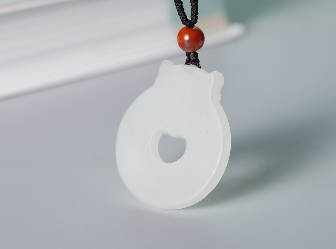 韩国白玉,软玉的原生矿床在韩国也有分布,因此当地也有一定的白玉产出