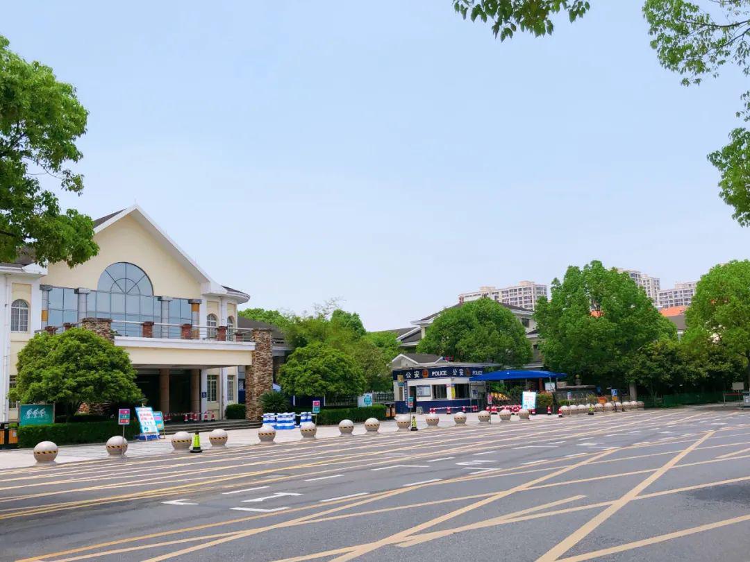 上下学校门口不堵车5秒一停诸暨市中心这所学校做到了