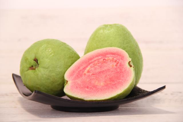 芭乐怎么吃图解(芭乐中间的籽可以吃吗)